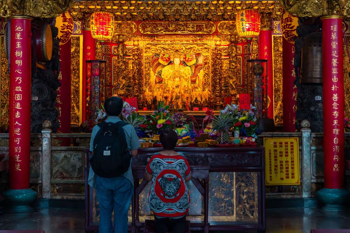 金殿前虔誠參拜