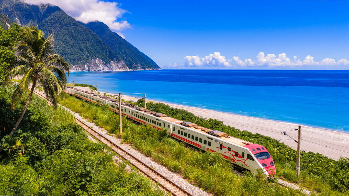 捕捉火車穿越清水斷崖與太平洋的瞬間