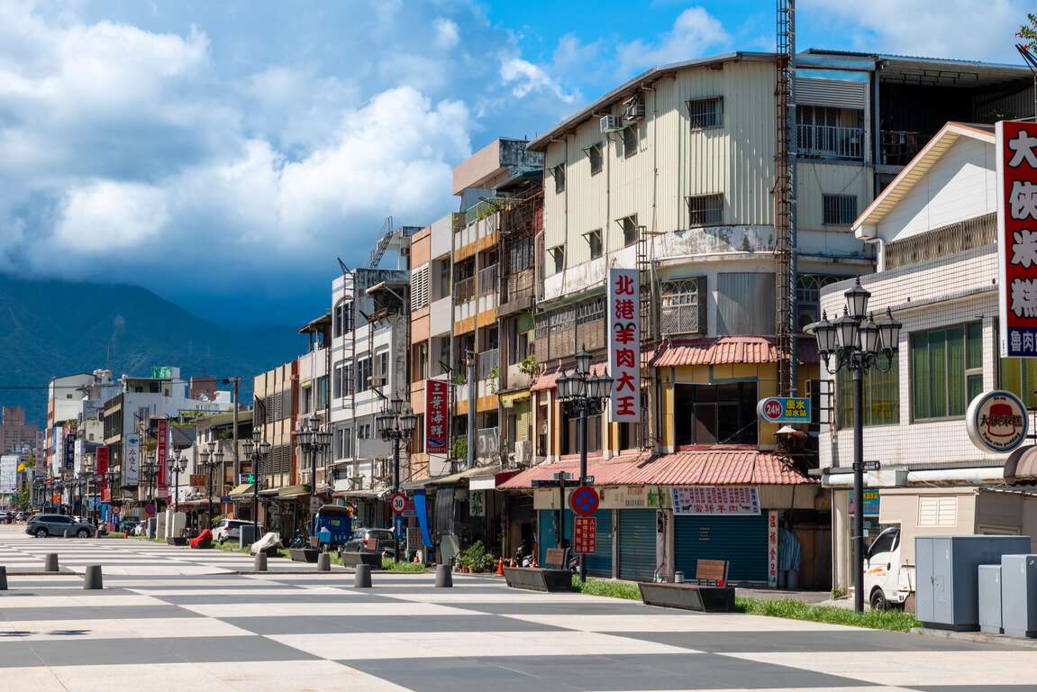 日出大道旁店家林立