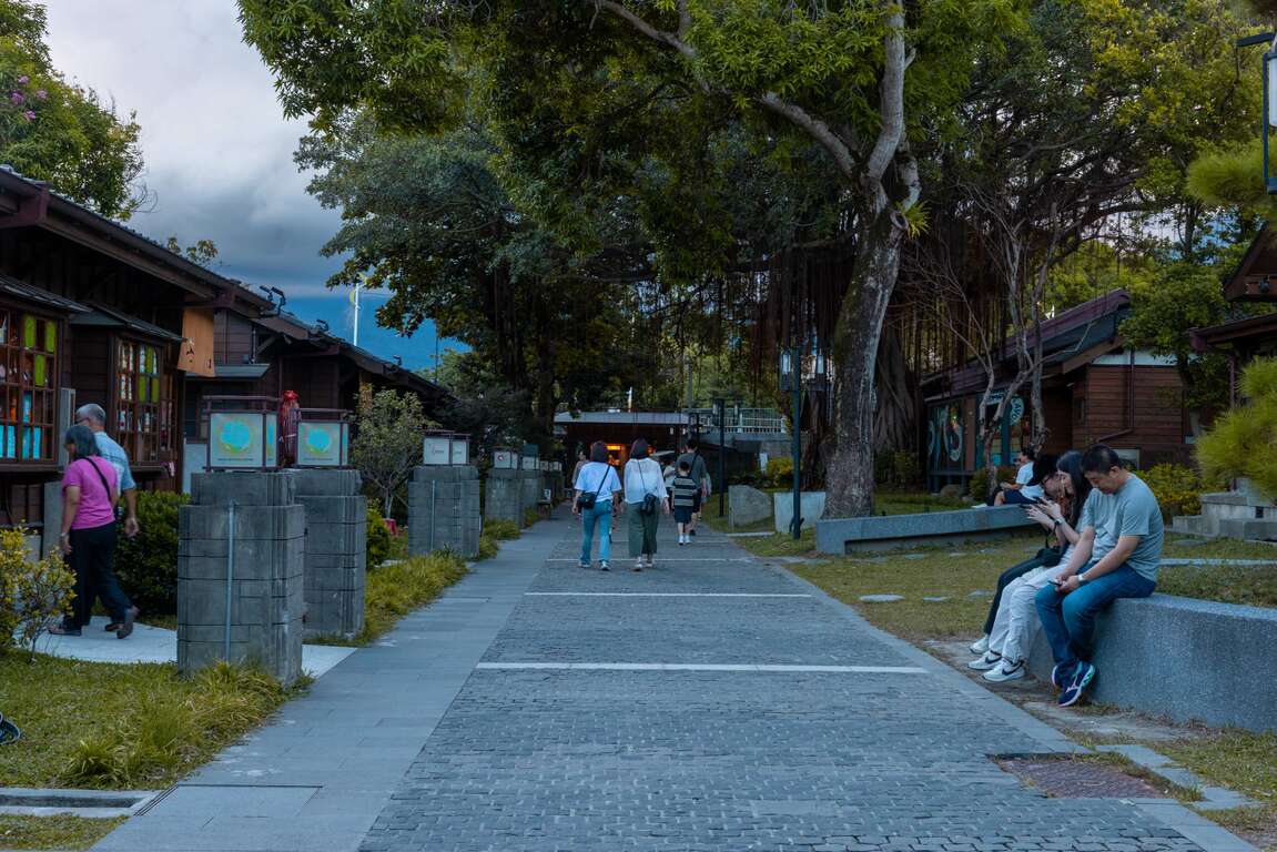 走道兩側日式木造房舍