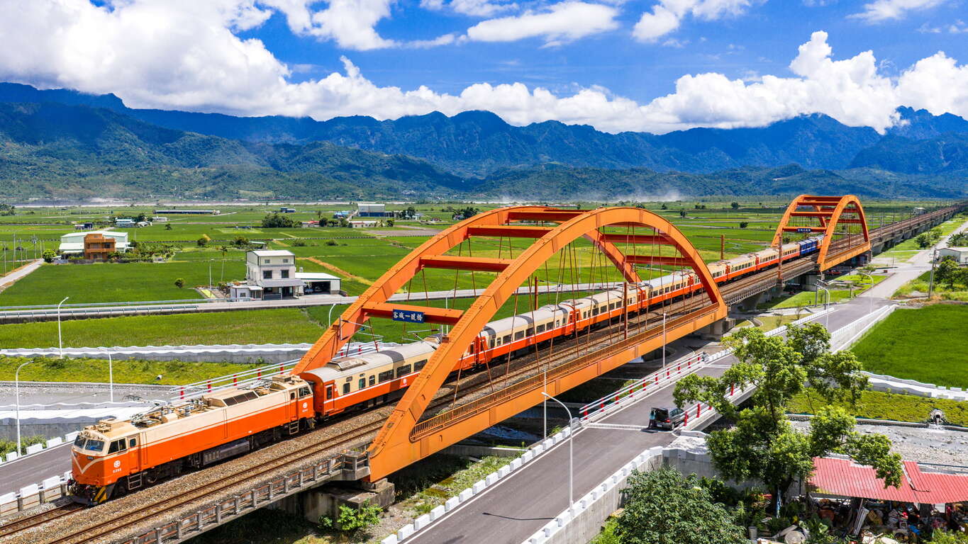 莒光號駛過客城鐵橋