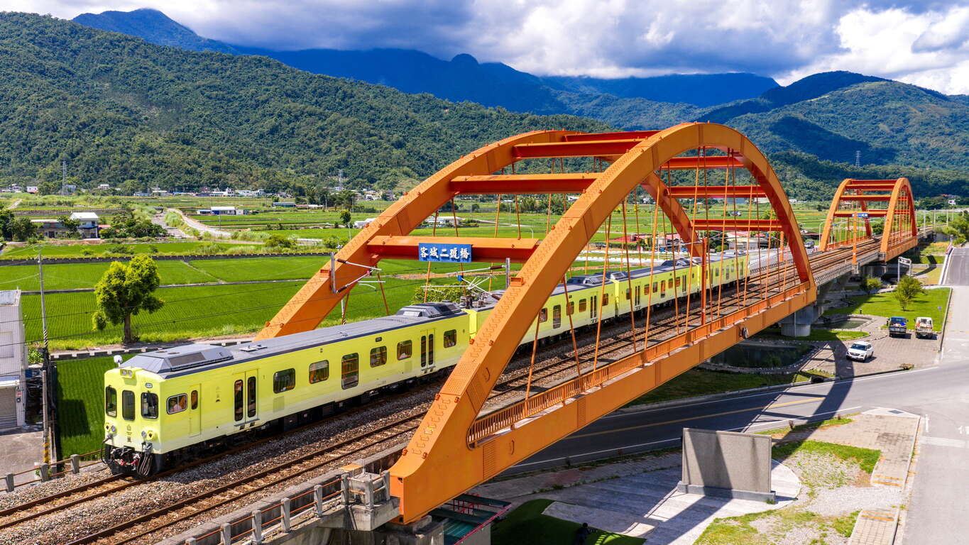 黃色列車行經客城鐵橋