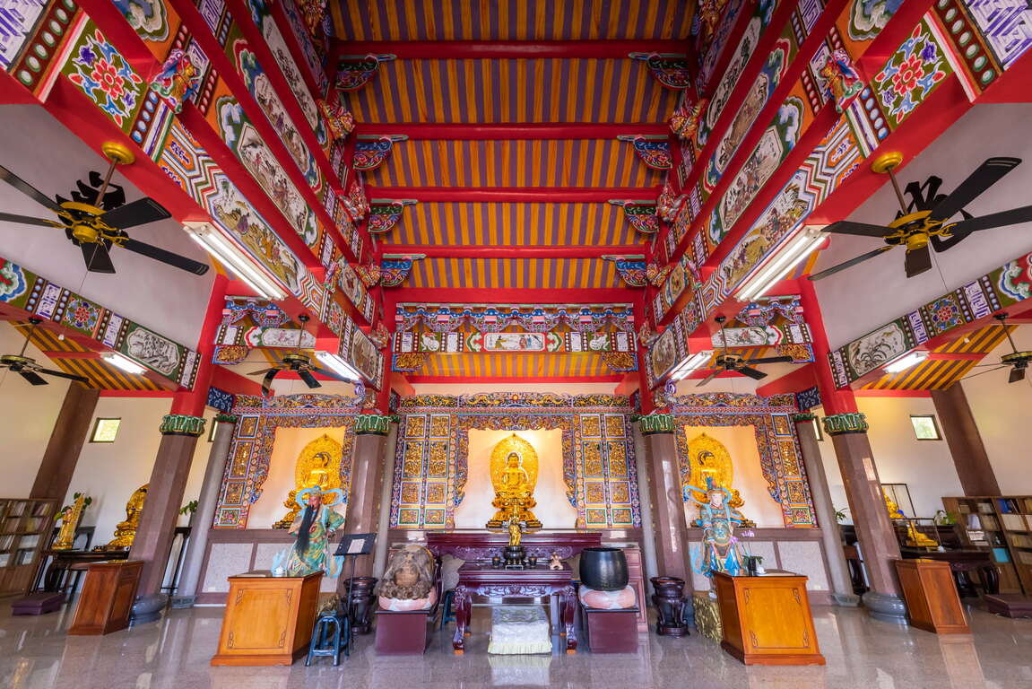 莊嚴的玉泉寺大殿內部