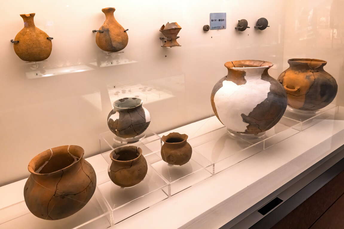 櫥窗內展示的修復史前陶器