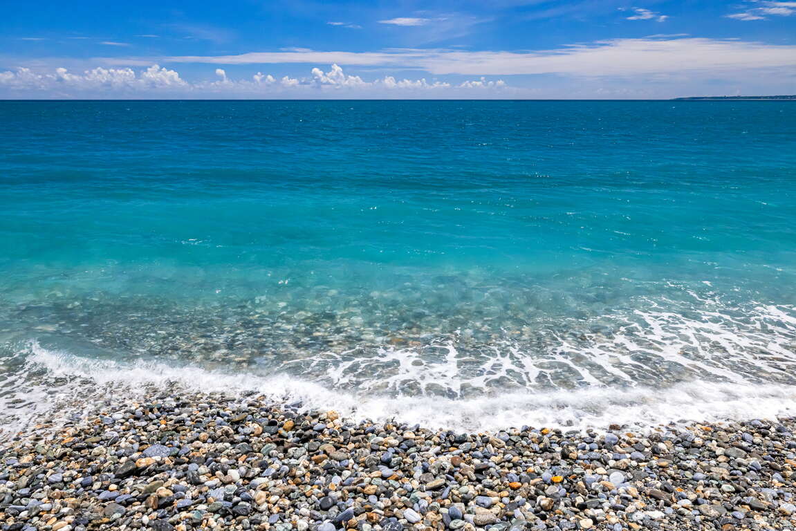 曼波海灘清澈海水與拍岸浪花