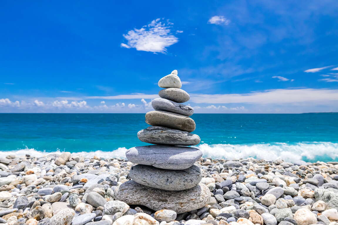 曼波海灘礫石灘上的特色疊石