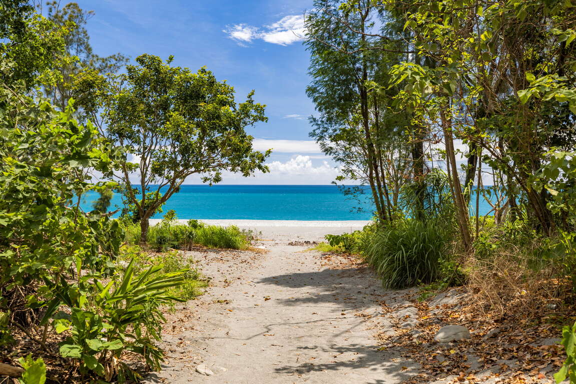 通往曼波海灘的綠蔭沙灘步道