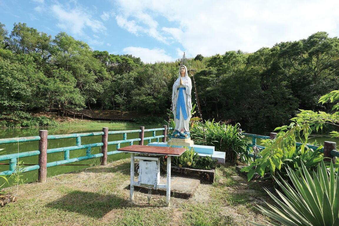 潭水四周青山環抱，山水交織出夢幻畫面