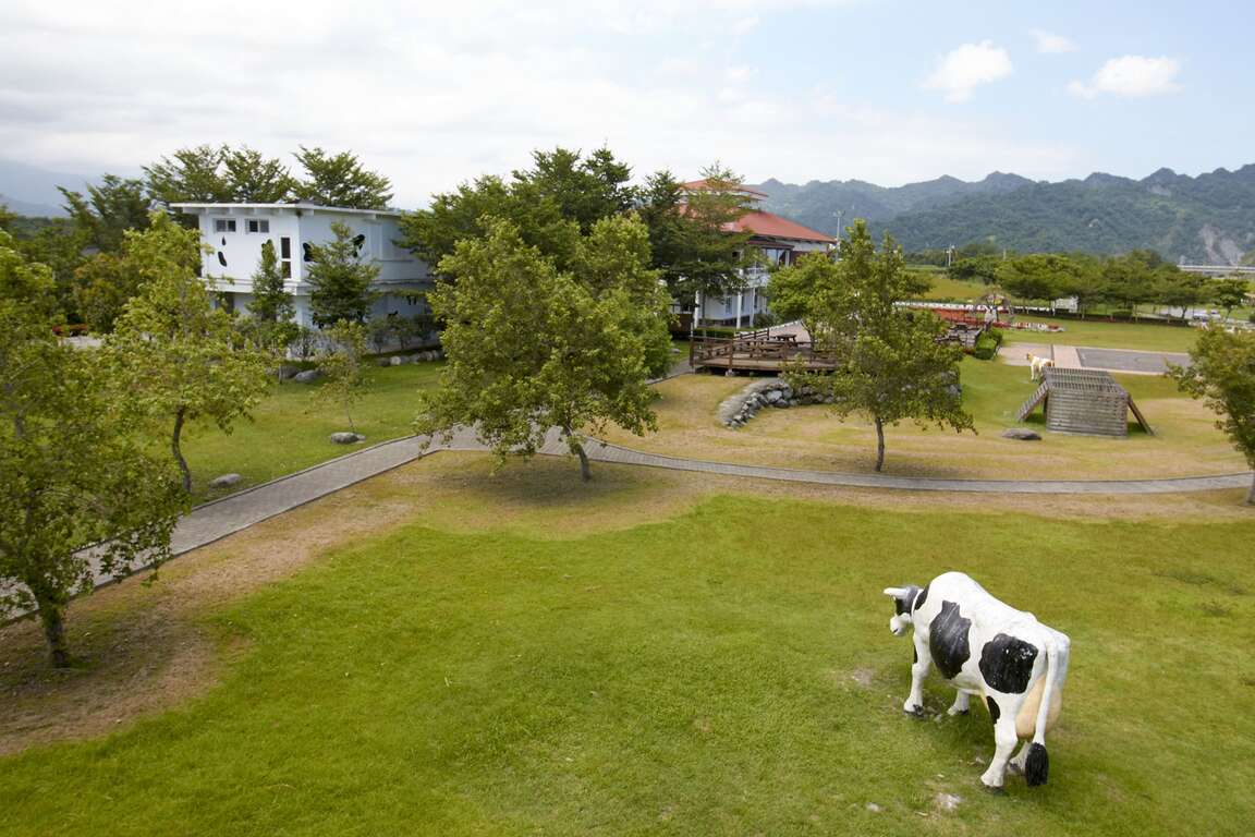 吉蒸牧場以青青草原為主體，襯著藍天白雲，相鄰秀姑巒溪與海岸山脈，讓人心曠神怡